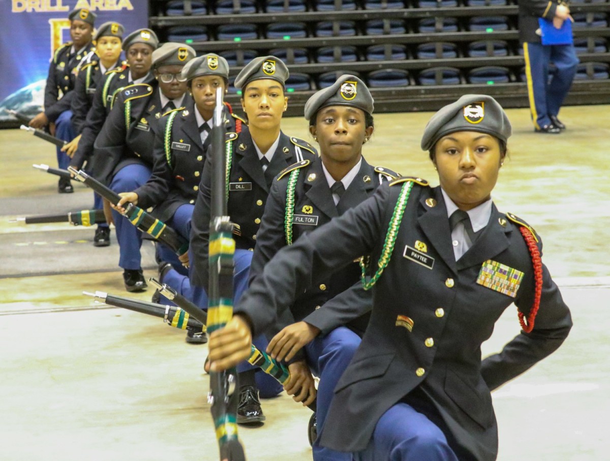 Los cadetes del JROTC de la escuela secundaria del condado de Ware en Waycross, Georgia, compiten en la Competencia Nacional de Ejercicios del Ejército en Daytona, Florida, el 30 de abril. (Foto de Michael Maddox, Asuntos Públicos del Comando de Cadetes)